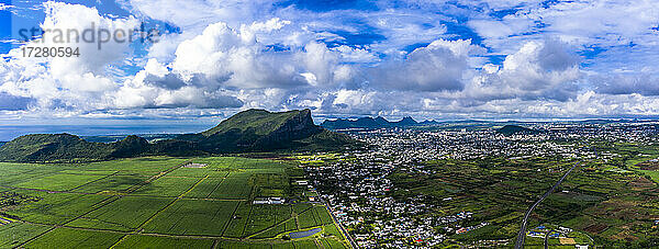 Mauritius  Black River  Flic-en-Flac  Blick aus dem Hubschrauber auf die Inselstadt mit dem Berg Corps de Garde im Hintergrund