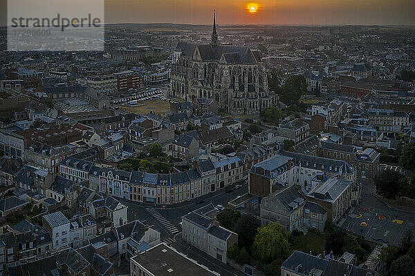 Frankreich  Aisne  Saint-Quentin  Luftaufnahme der Basilika von Saint-Quentin und der umliegenden Gebäude bei Sonnenuntergang