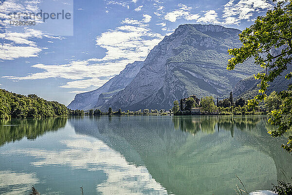 Italien  Trentino  Blick auf die sich im Lago di Toblino spiegelnden Berge mit Castel Toblino im Hintergrund