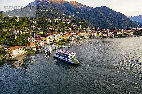 Italien  Provinz Como  Menaggio  Blick aus dem Hubschrauber auf die Ankunft der Fähre in der Stadt am Seeufer