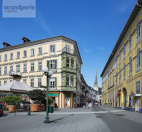 Fußgängerzone mit Pfarrkirche an einem sonnigen Tag  Salzkammergut  Bad Ischl  Oberösterreich  Österreich
