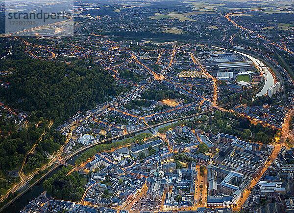 Belgien  Provinz Namur  Namur  Luftaufnahme der Stadt am Fluss in der Abenddämmerung