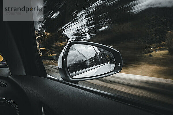 Seitenspiegelreflexion eines fahrenden Autos