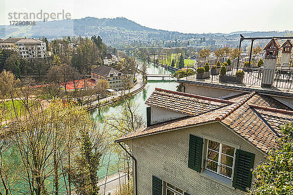 Hohe Winkel Ansicht des Flusses Aare in der Schweiz während des sonnigen Tages