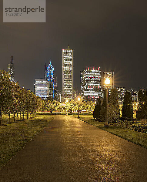 Beleuchtete Wolkenkratzer bei Nacht  Chicago  USA