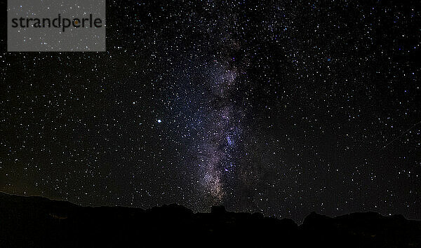 Milchstraße und Stern über dem Nationalpark El Teide  Teneriffa  Spanien