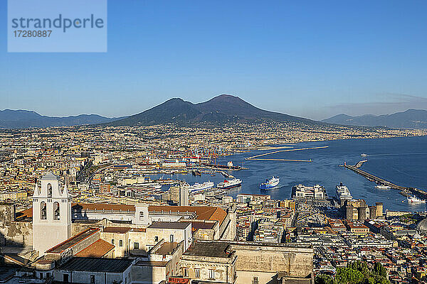 Italien  Kampanien  Neapel  Certosa di San Martino Museum und Hafen im Golf von Neapel mit dem Vesuv im Hintergrund