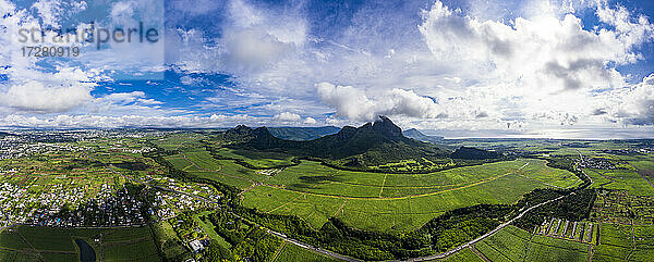Mauritius  Black River  Flic-en-Flac  Blick aus dem Hubschrauber auf den Berg Rempart und die umliegende Landschaft im Sommer