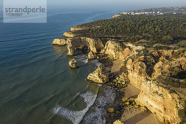 Portugal  Bezirk Faro  Drohnenansicht der Klippen von Praia da Marinha in der Morgendämmerung