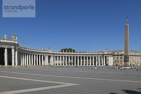 Kolonnaden und Obelisk auf dem Petersplatz bei klarem blauem Himmel  Vatikanstadt  Italien