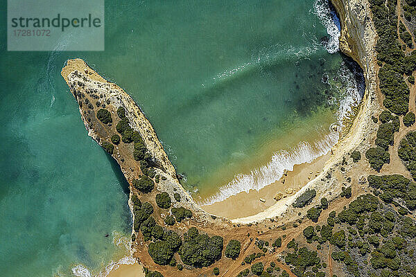 Drohnenansicht des leeren Strandes Praia da Morena