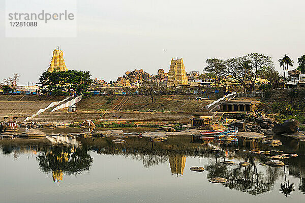 Spiegelung des Virupaksha-Tempels im See von Hampi  Karnataka  Indien