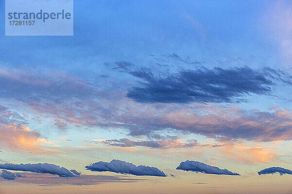 Blaue Wolken in der Abenddämmerung