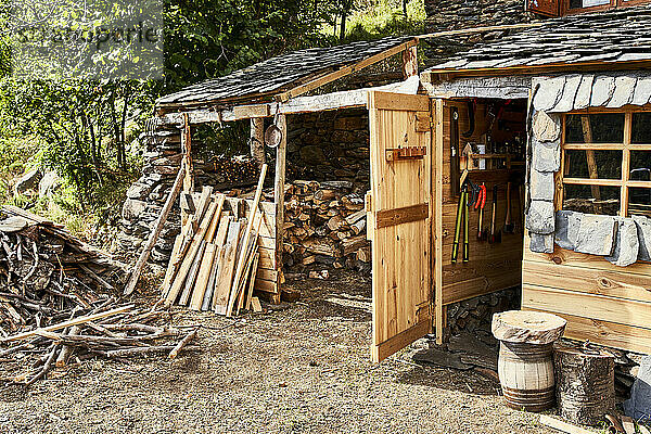 Werkstatt für Holzmaterial im Wald