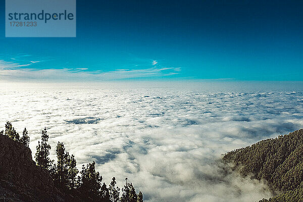 Schöne Wolkenlandschaft über dem Berg im Nationalpark El Teide  Teneriffa  Spanien