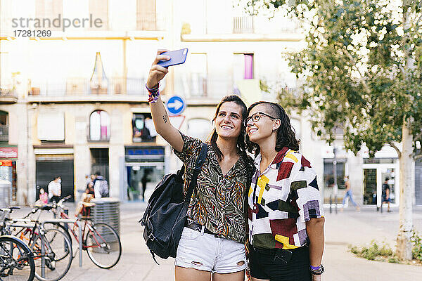 Freundinnen nehmen Selfie auf Smartphone stehen in der Stadt