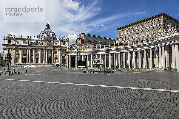 Petersplatz in der Stadt an einem sonnigen Tag  Vatikanstadt  Rom  Italien