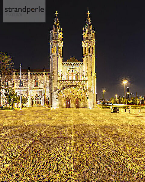 Portugal  Lissabon  Lissabon  Leerer Platz vor dem Eingang des Jeronimos-Klosters bei Nacht