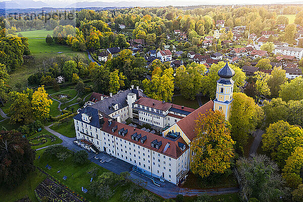 Deutschland  Bayern  Bernried am Starnberger See  Drohnenansicht des Klosters Bernried in der Sommerdämmerung