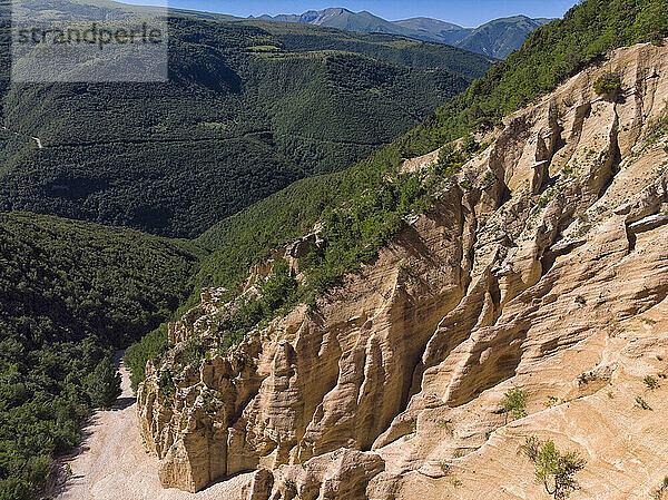 Drohnenansicht des erodierten Bergrückens des Lame Rosse in den Sibillini-Bergen