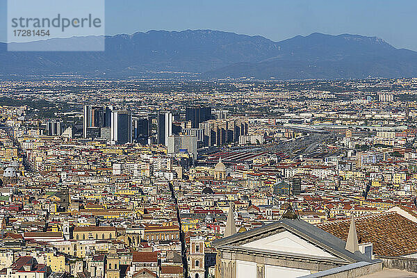 Italien  Kampanien  Neapel  Luftaufnahme des Viertels Spaccanapoli mit Wolkenkratzern im Hintergrund