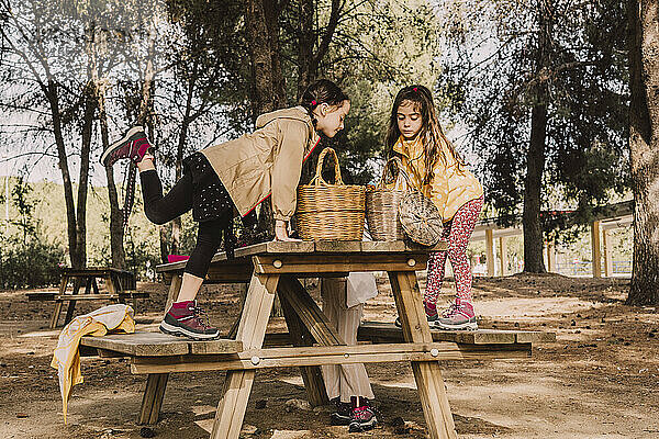 Mädchen mit Weidenkörben am Picknicktisch im Park