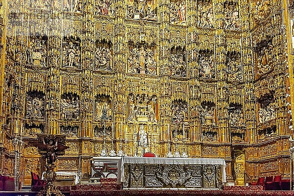 Goldener Hauptaltar mit Bibelfiguren  Altarraum der Kathedrale von Sevilla  Catedral de Santa Maria de la Sede  Sevilla  Andalusien  Spanien  Europa