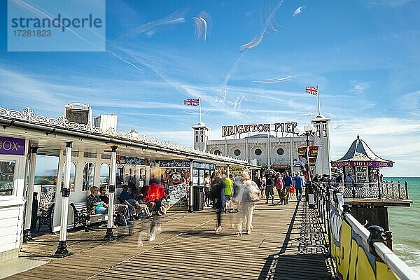 Touristen am Brighton Palace Pier mit Möwen  Langzeitbelichtung  Brighton  East Sussex  England  Großbritannien  Europa
