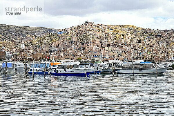 Schiffe im Hafen von Puno  Titicacasee  Peru  Südamerika