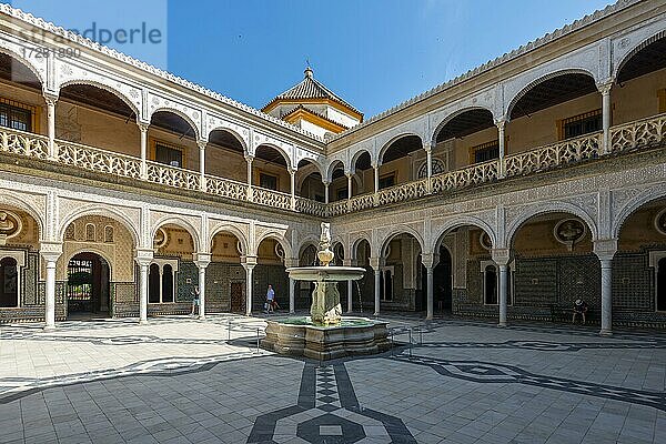 Innenhof mit Torbögen und Brunnen  maurische Architektur  Stadtpalast  andalusischer Adelspalast  Casa de Pilatos  Sevilla  Andalusien  Spanien  Europa
