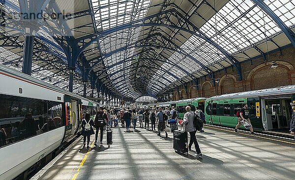 Reisende mit Koffern in der Bahnhofshalle besteigen zwei Züge  Brighton Station  Brighton  East Sussex  England  Großbritannien  Großbritannien  Europa