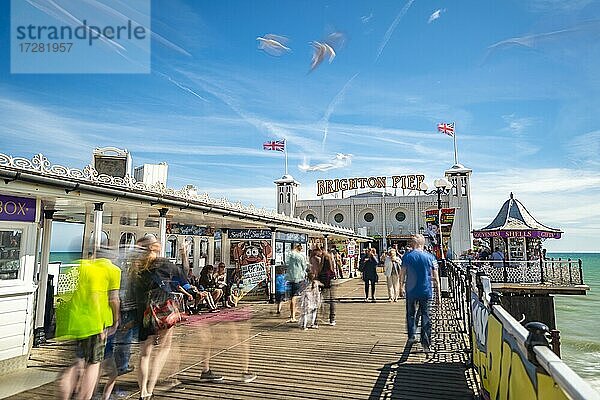 Touristen am Brighton Palace Pier mit Möwen  Langzeitbelichtung  Brighton  East Sussex  England  Großbritannien  Europa