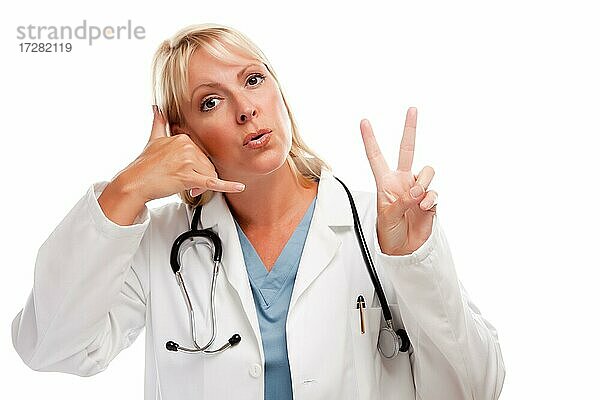 Freundliche weibliche blonde Arzt oder Krankenschwester sagen zwei nehmen und rufen Sie mich vor einem weißen Hintergrund