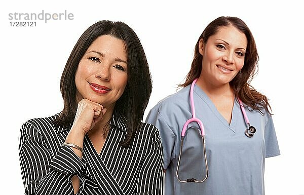 Hispanic Frau mit Ärztin oder Krankenschwester vor einem weißen Hintergrund