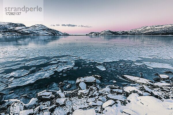 Winterlandschaft  zugefrorener Fjord  Laksefjord  Lebesby  Norwegen  Europa