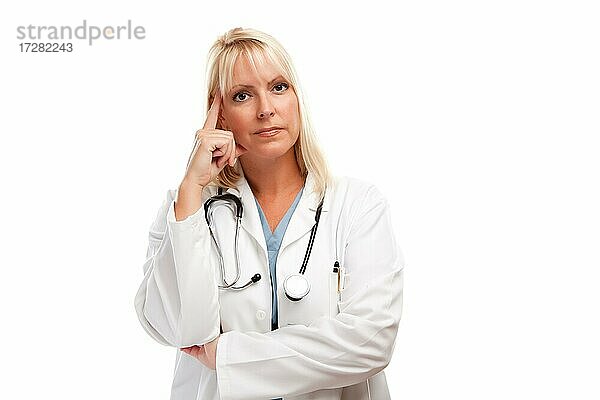 Ernste weibliche blonde Arzt oder Krankenschwester vor einem weißen Hintergrund