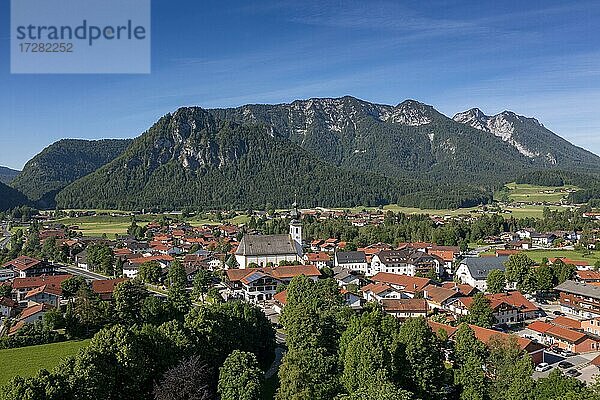 Inzell  hinten Kienbergl und Rauschberg  Chiemgau  Drohnenaufnahme  Oberbayern  Bayern  Deutschland  Europa