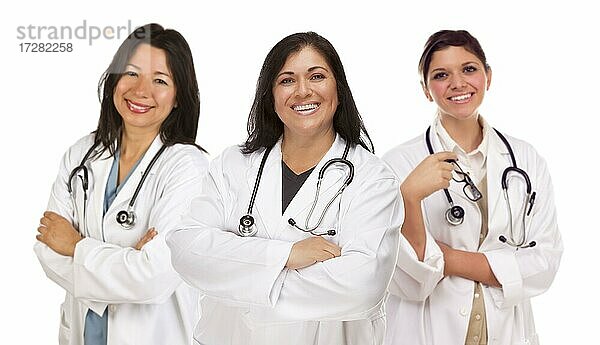 Drei hispanische weibliche Ärzte oder Krankenschwestern vor einem weißen Hintergrund