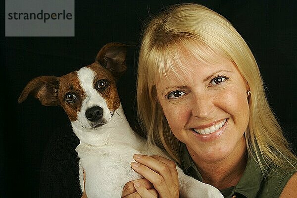 Attraktive Frau hält ihren Jack Russell Terrier Hund