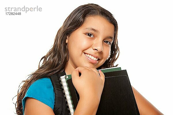 Hübsches hispanisches Mädchen mit Büchern und Rucksack bereit für die Schule vor einem weißen Hintergrund