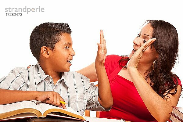 Attraktive hispanische Mutter und Sohn studieren vor einem weißen Hintergrund