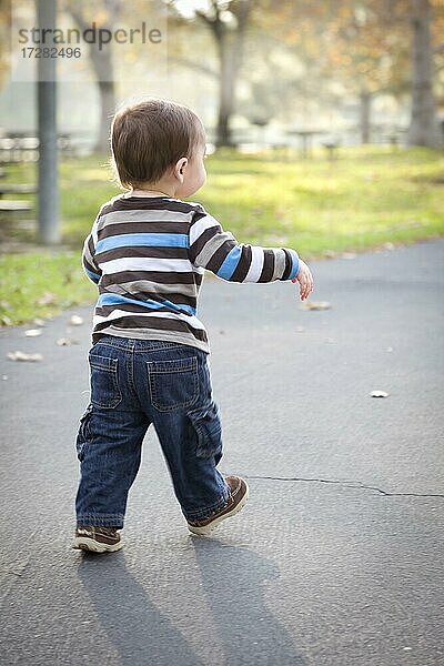 Glückliche junge Baby Junge zu Fuß in den Park