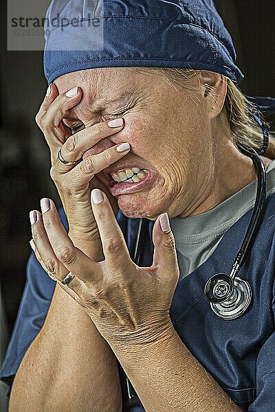 Hysterisch quälend weinende Ärztin oder Krankenschwester