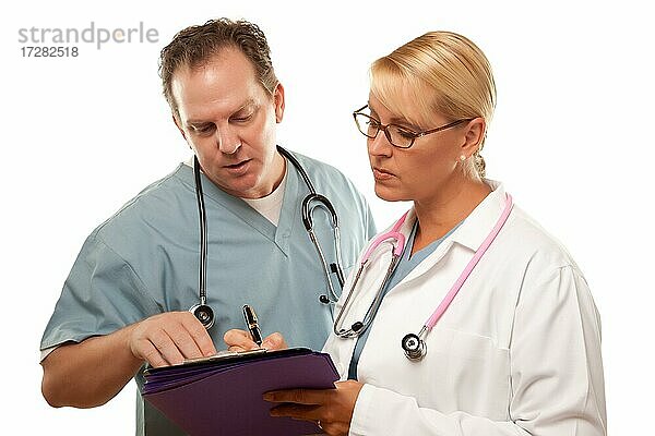 Männliche und weibliche Ärzte schauen über Akten vor einem weißen Hintergrund