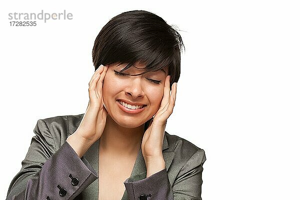 Multiethnische junge erwachsene Frau mit Kopfschmerzen vor einem weißen Hintergrund