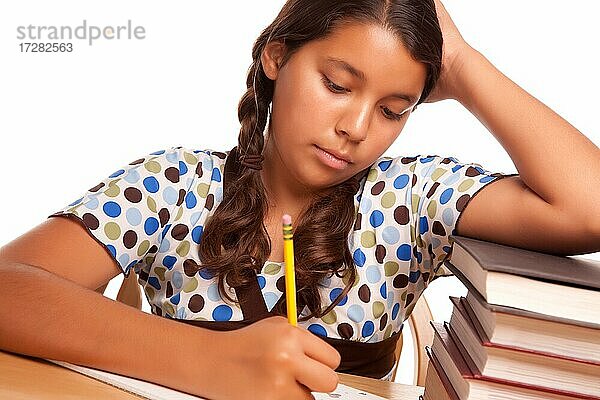 Hübsches hispanisches Mädchen studiert vor einem weißen Hintergrund