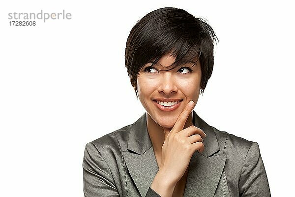 Hübsche lächelnde multiethnische junge erwachsene Frau mit Augen nach oben und über vor einem weißen Hintergrund