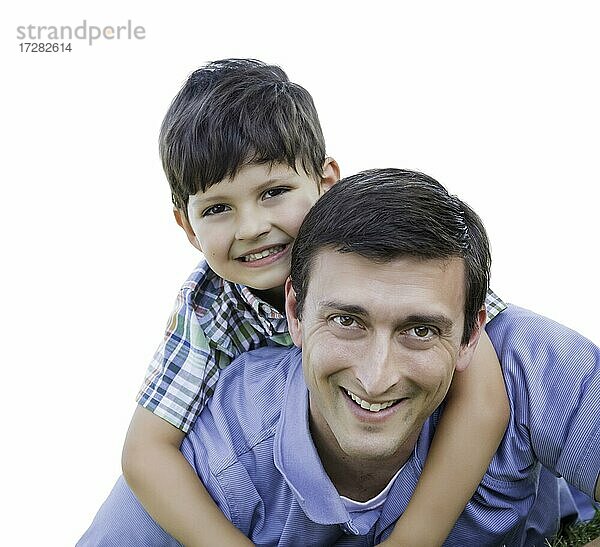 Glücklicher Vater und Sohn spielen Huckepack vor weißem Hintergrund