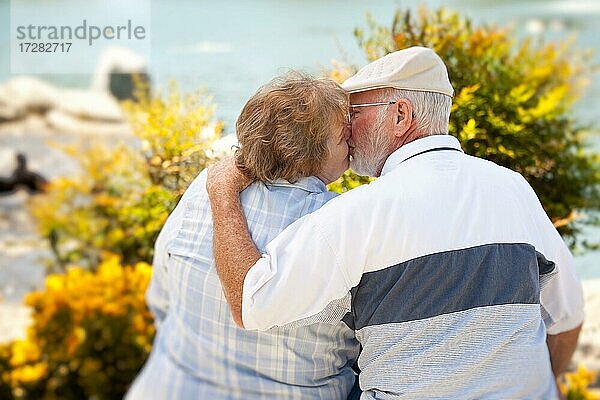 Glückliches älteres Paar  das sich im Park küsst