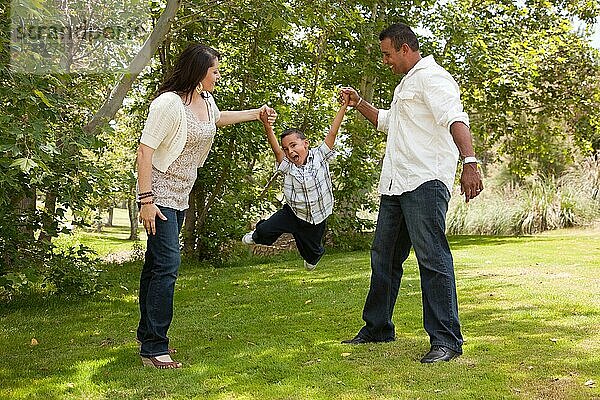 Hispanischer Mann  Frau und Kind haben Spaß im Park